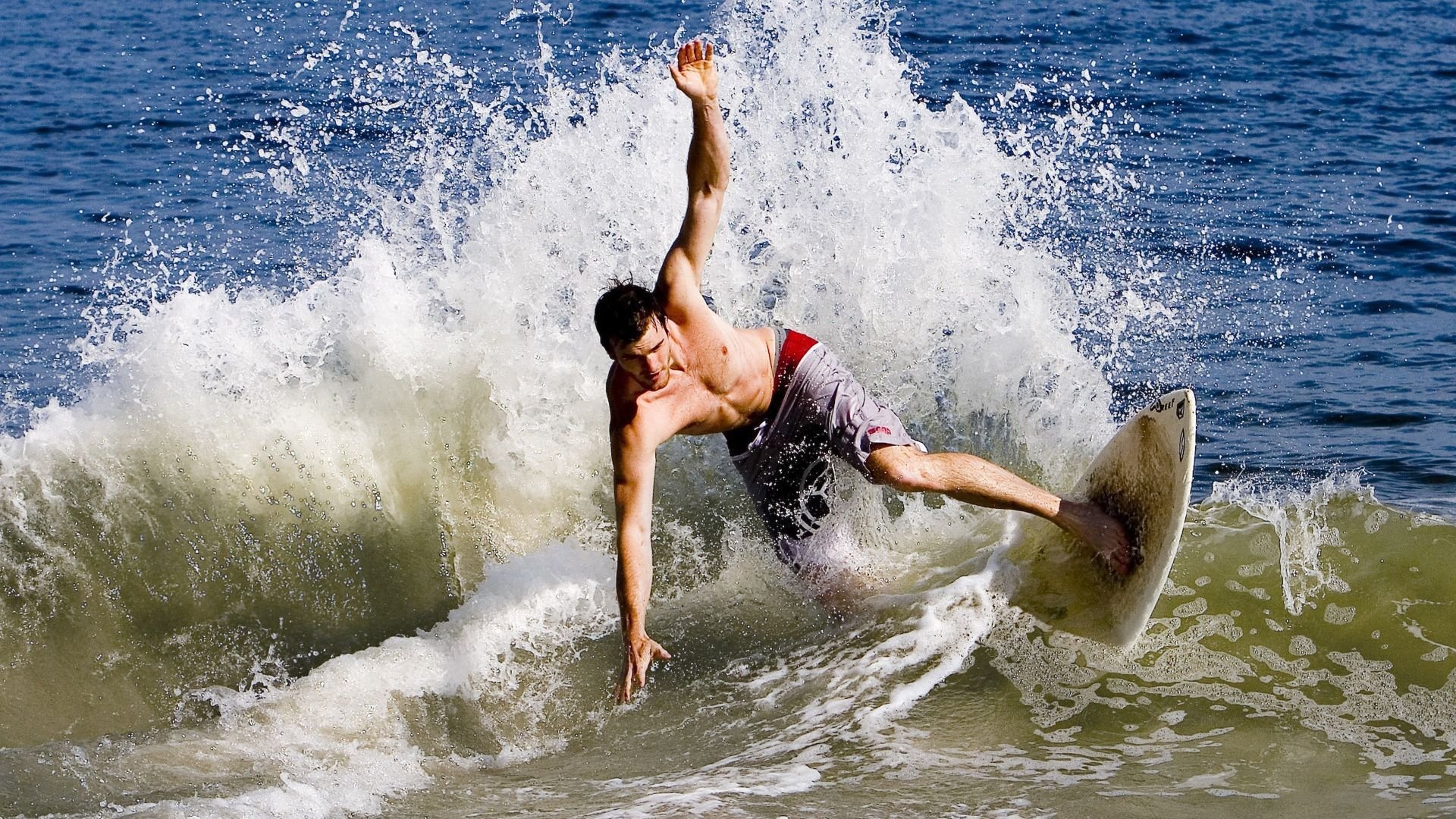 孤星闪耀密尔沃基,詹姆斯极限掌控力与雄鹿窒息时刻的胜利密码